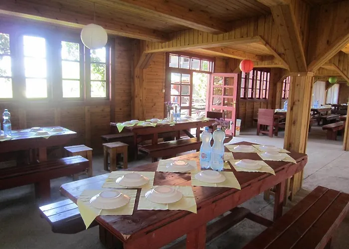 אתר קמפינג Nyirfaliget Lovaskemping Es Turistahaz *