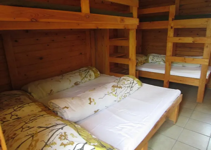 Nyirfaliget Lovaskemping Es Turistahaz אתר קמפינג Nyíregyháza